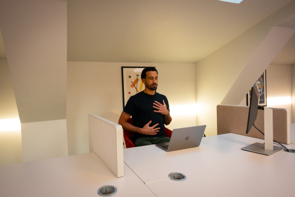 Main droite sur le ventre te main gauche sur le coeur, respiration consciente pour calmer le mental