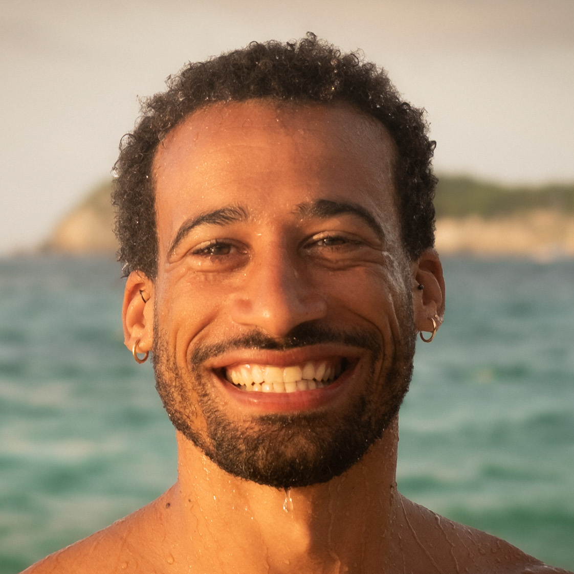 Grand sourire sur la plage professeur de Yoga à Paris