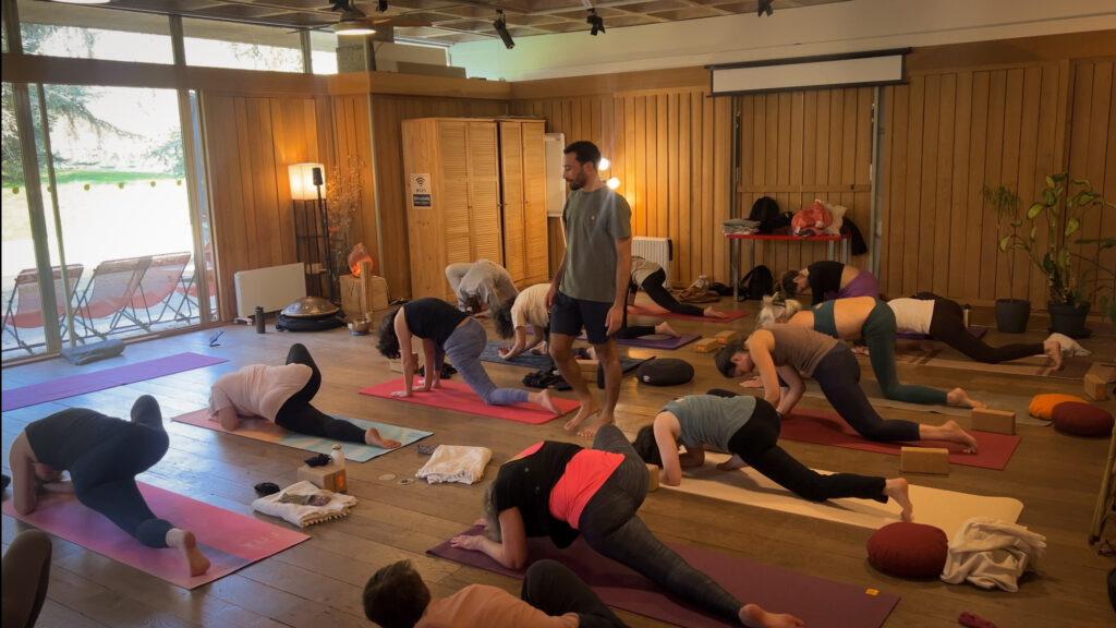 Cours collectif de Yoga à Paris avec Thomas Rébus, professeur de Yoga à Paris. Les élèves pratiquent dans la plus belle salle de Yoga Paris.